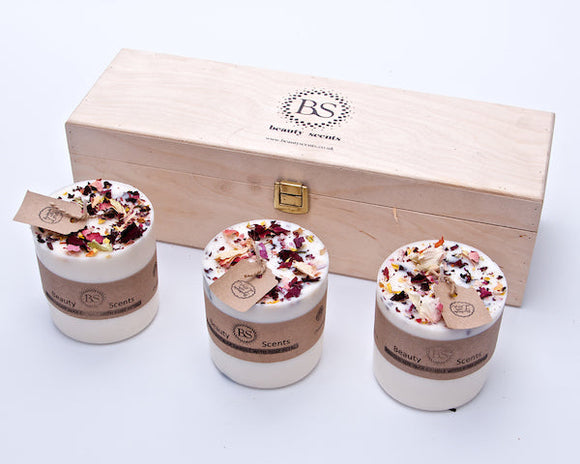 geschenkset mit 3 mittelgroßen kerzen mit rosenblüten