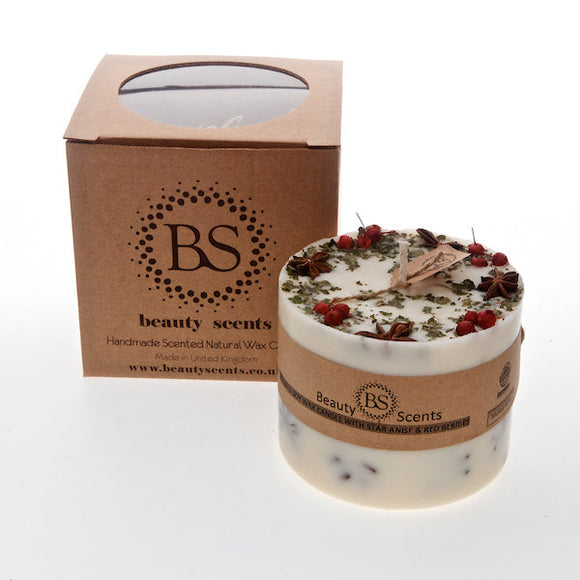 große duftkerzen mit sternanis und roten beeren